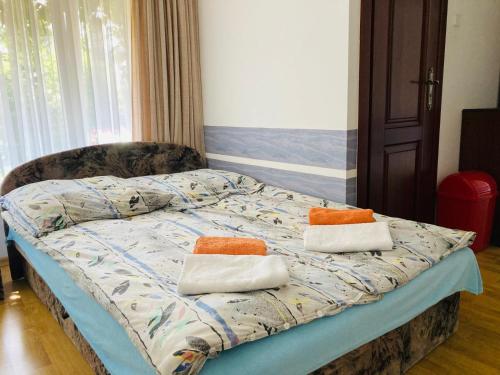 1 queen bed, 1 twin bed