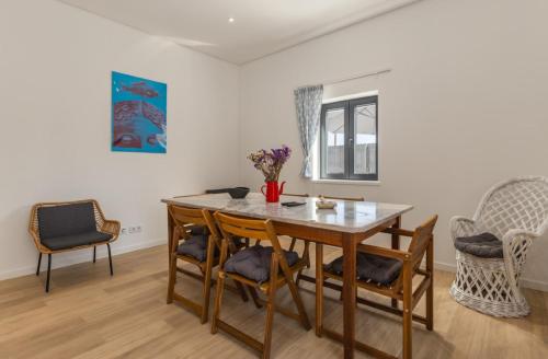 Koplietošanas atpūtas telpa ar TV, Casa das Camarinhas in São Jacinto