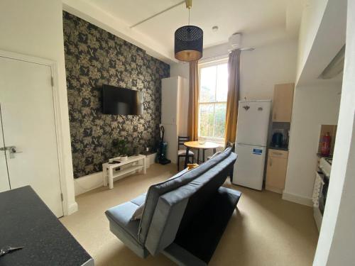 Bustling Western Apartment - image 8