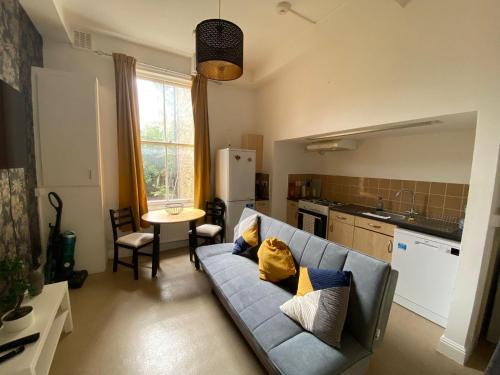 Bustling Western Apartment - image 13