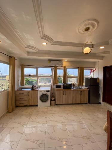 Big studio with balcony in Osu Accra, Accra (Foto 3)