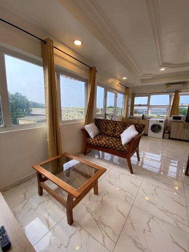 Big studio with balcony in Osu Accra, Accra (Foto 4)