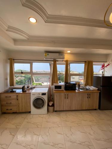Big studio with balcony in Osu Accra, Accra (Foto 9)