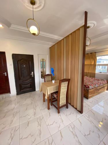 Big studio with balcony in Osu Accra, Accra (Foto 10)