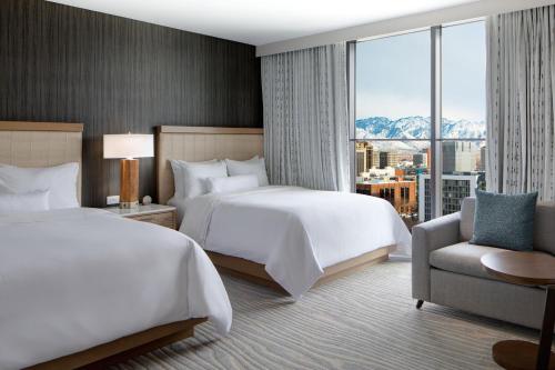 Standard Queen Room with Two Queen Beds and Kitchen - Hearing Accessible