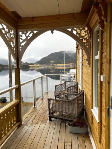 Handelsmannens hus ved Otnesbrygga, Valsøyfjord in Valsoyfjord