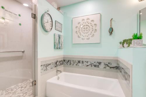 Sturgeon Bay Hideaway with Direct Water Access! - image 12