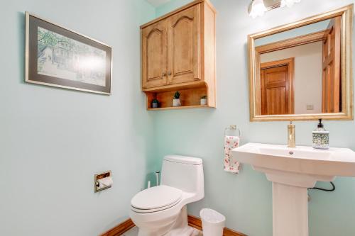 Sturgeon Bay Hideaway with Direct Water Access! - image 10