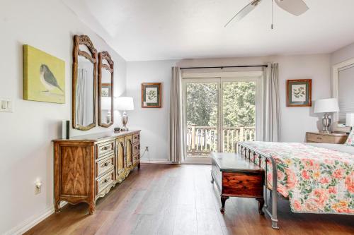 Sturgeon Bay Hideaway with Direct Water Access! - image 5