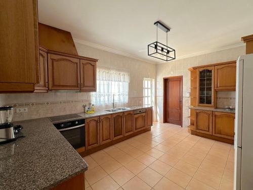 Kitchen, Luxurious Villa Stardust with swimming pool & BBQ in Paderne
