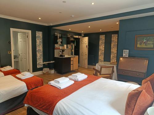 1 king bed, 2 twin beds