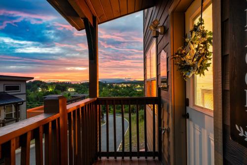 Prime Location! Gem of Dollywood & PF with Mtn view, Hot tub & Game Room in Sevierville, USA