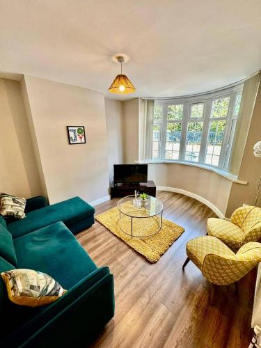 Cosy 3-bed house in Birmingham with free parking