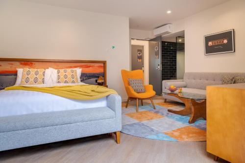 Superior King Room image 8