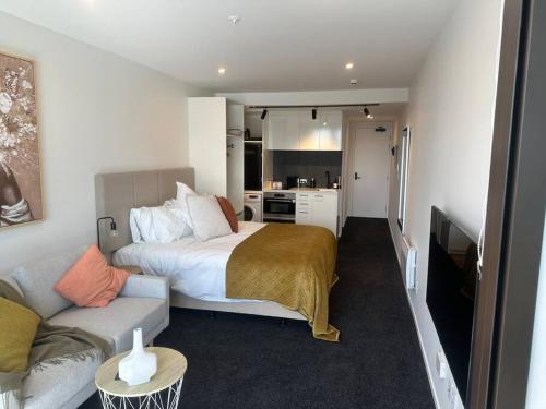 Brand New Lush Studio Apartment close to airport in มิรามาร์