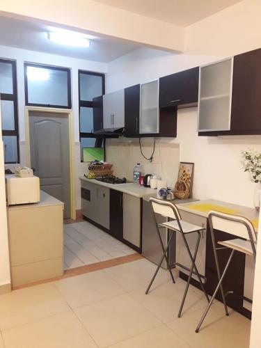 Single Room with Shared Bathroom image 6