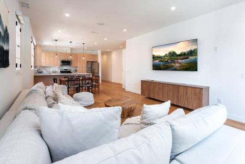 Exclusive Luxury 2BR Residence with Private Patio in Los Angeles, USA
