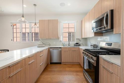 Exclusive Luxury 2BR Residence with Private Patio in Los Angeles, USA