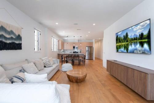 Exclusive Luxury 2BR Residence with Private Patio in Los Angeles, USA