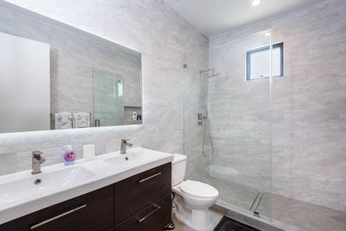 Exclusive Luxury 2BR Residence with Private Patio in Los Angeles, USA