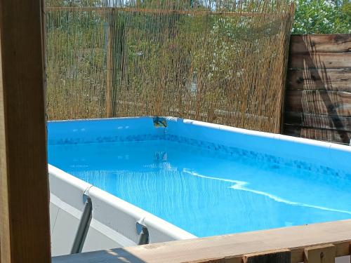 Peldbaseins, PENICHE FARNIENTE CLIMATISEE - Aux Portes de la Camargue in Bellegarde