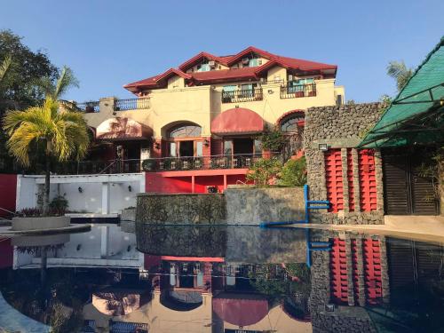 Tahanan Lakeview Hotel in Laguna