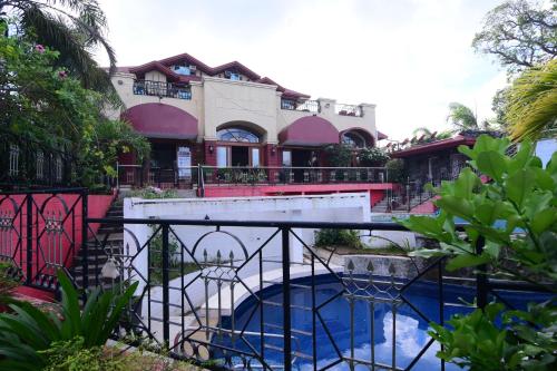 Tahanan Lakeview Hotel in Laguna