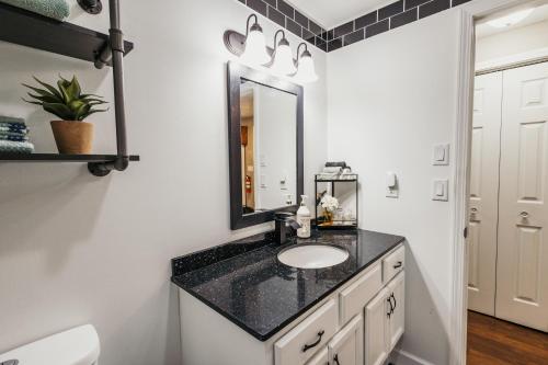 Indoor Hot-Tub! Spacious & Updated MQT Township Home! in Marquette, USA