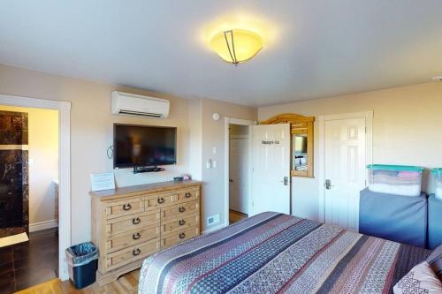 Tacit Shadow Resort Shangri-La King Suite, Gym, Coffee Bar, Hot-Tub, Free Laundry, Food Available