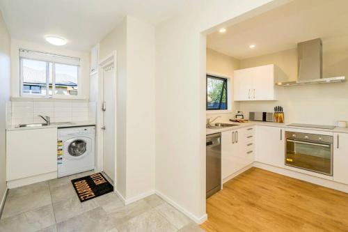 Family friendly - 10min drive to Chch city centre in Mairehau