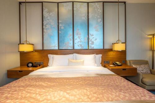 Premium King Room image 3