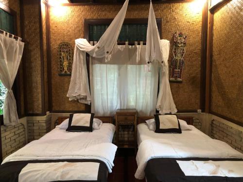 1BD guest house in family compound1, 15 minute walk to yoga barn