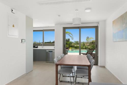 Létesítmények, Serenity Waves Villa 17 in Perivolia