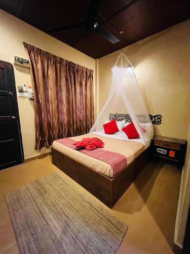 1 queen bed, 1 twin bed