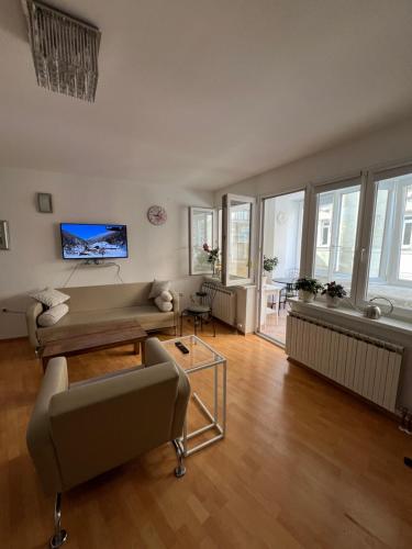 SFF Central Apartment - image 3