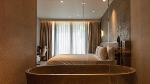 Deluxe Pool Access With Bathtub image 5