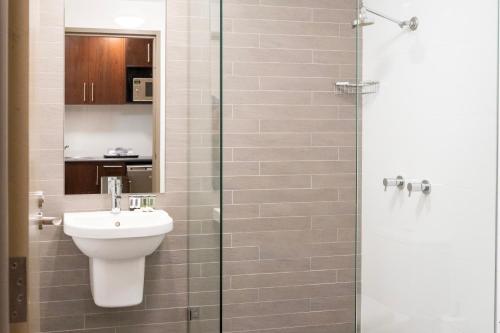 Shower, The Bexley Motel in Hurstville