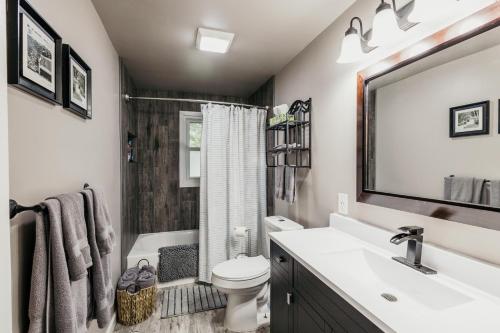 Spacious & Updated MQT Home - HotTub - Backyard in Marquette, USA