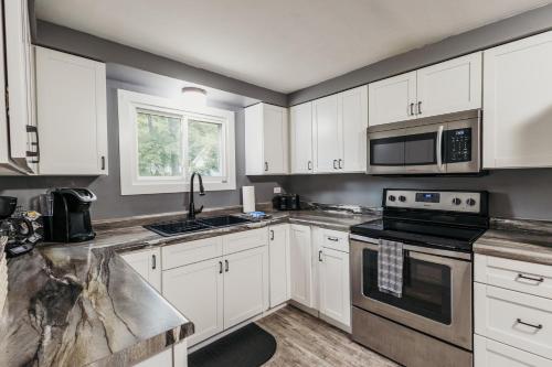 Spacious & Updated MQT Home - HotTub - Backyard in Marquette, USA