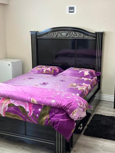 Private room with private washroom- Cambie Palace in Richmond, Canada