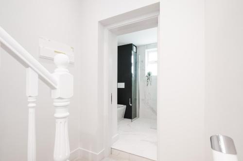 Comfort 3 Bedroom Home in Notting Hill - image 11