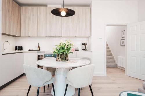 Comfort 3 Bedroom Home in Notting Hill - image 9
