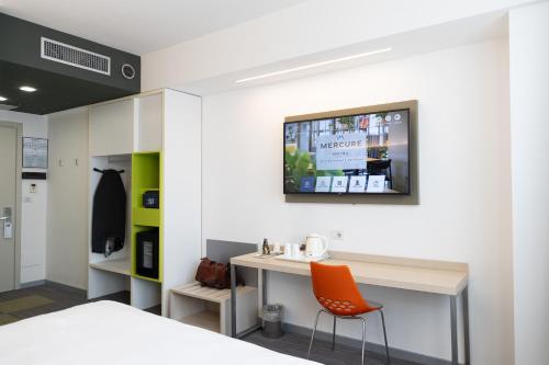 Economy Room With Double Bed And Bathroom For Guests With Reduced Mobility