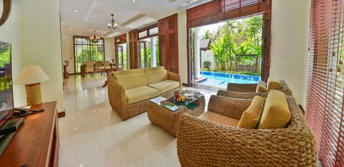 Three-Bedroom Villa with Pool View image 4