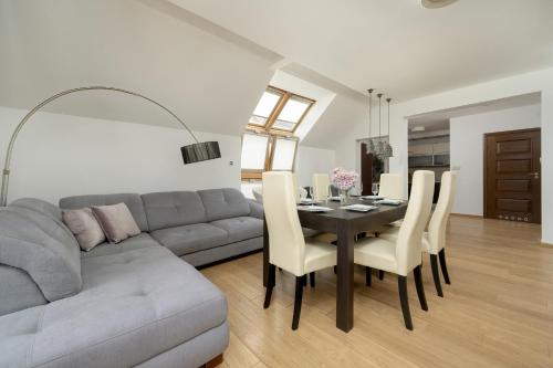 Jasny Dwupoziomowy Apartament we Wrocławiu by Noclegi Renters, Breslau