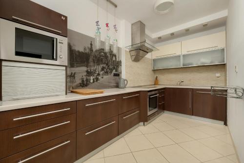 Jasny Dwupoziomowy Apartament we Wrocławiu by Noclegi Renters, Breslau (Foto 4)