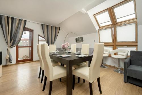Jasny Dwupoziomowy Apartament we Wrocławiu by Noclegi Renters, Breslau (Foto 9)