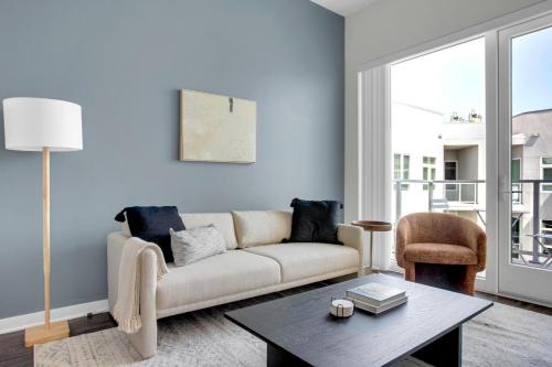 Woodland Hills Studio w Gym Pool nr 101 LAX-830 in Los Angeles, USA