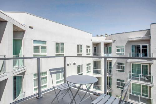 Woodland Hills Studio w Gym Pool nr 101 LAX-830 in Los Angeles, USA