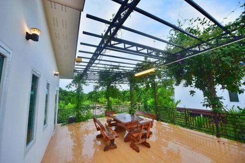 Comoditats, Baansuan Thanisorn & Rolf in Khao Chamao